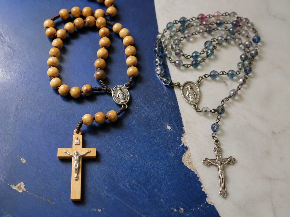 How to choose a rosary: a related devotional object